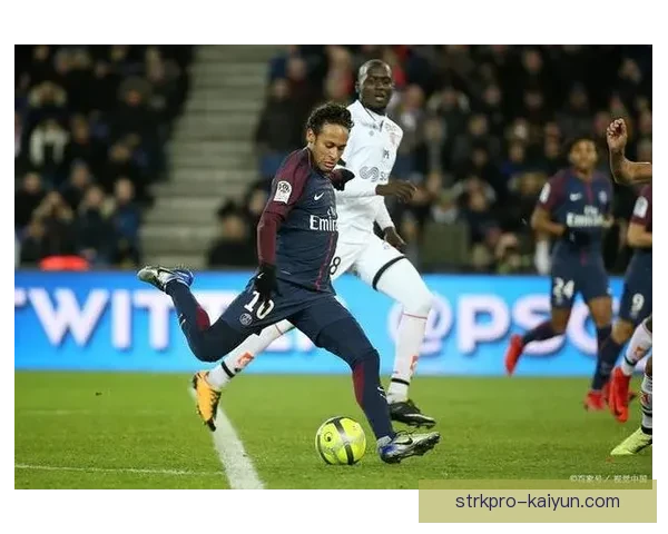 内马尔在巴黎圣日耳曼的生涯表现稳健，继续为球队贡献关键进球和助攻